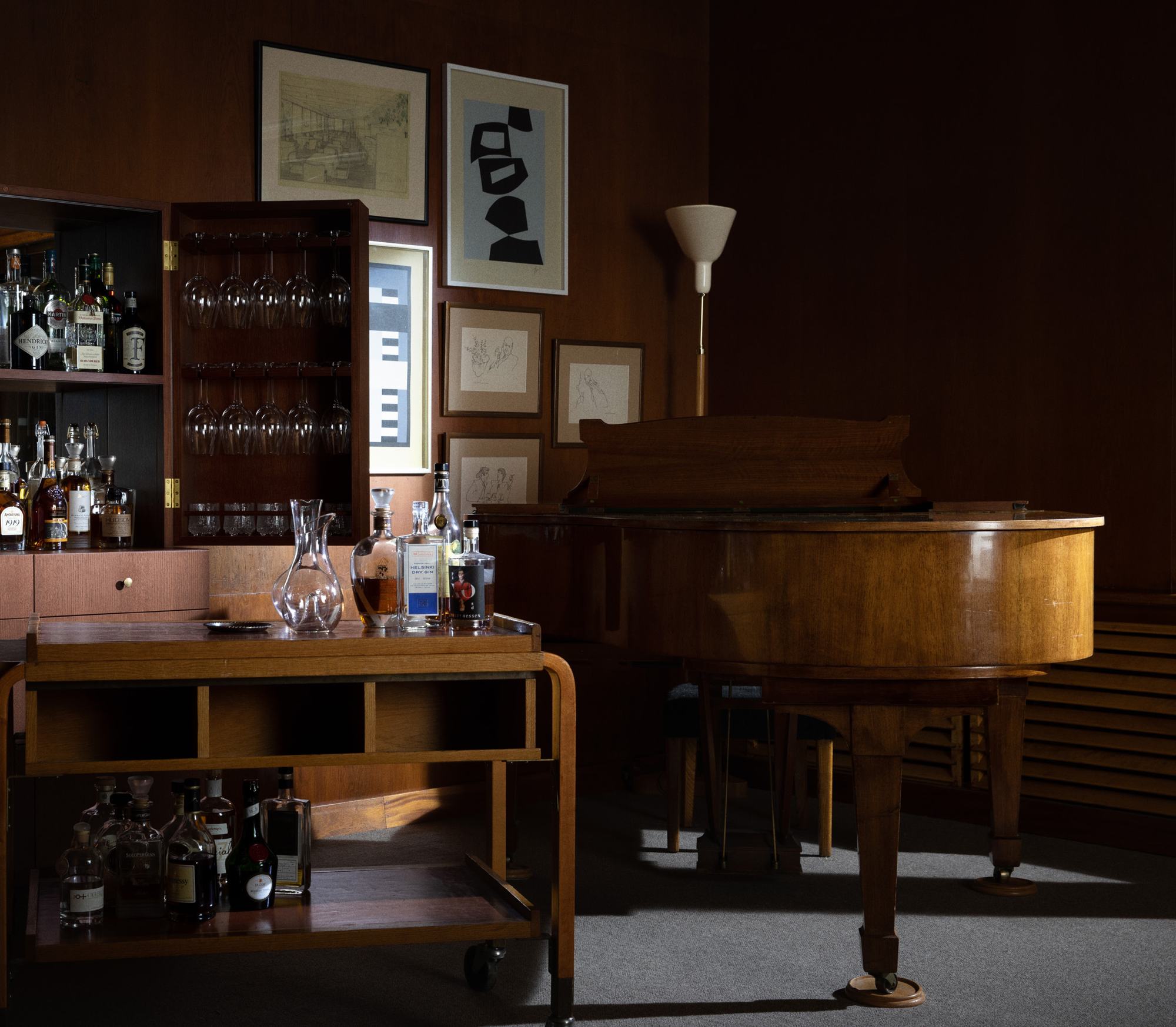 The bar and the piano